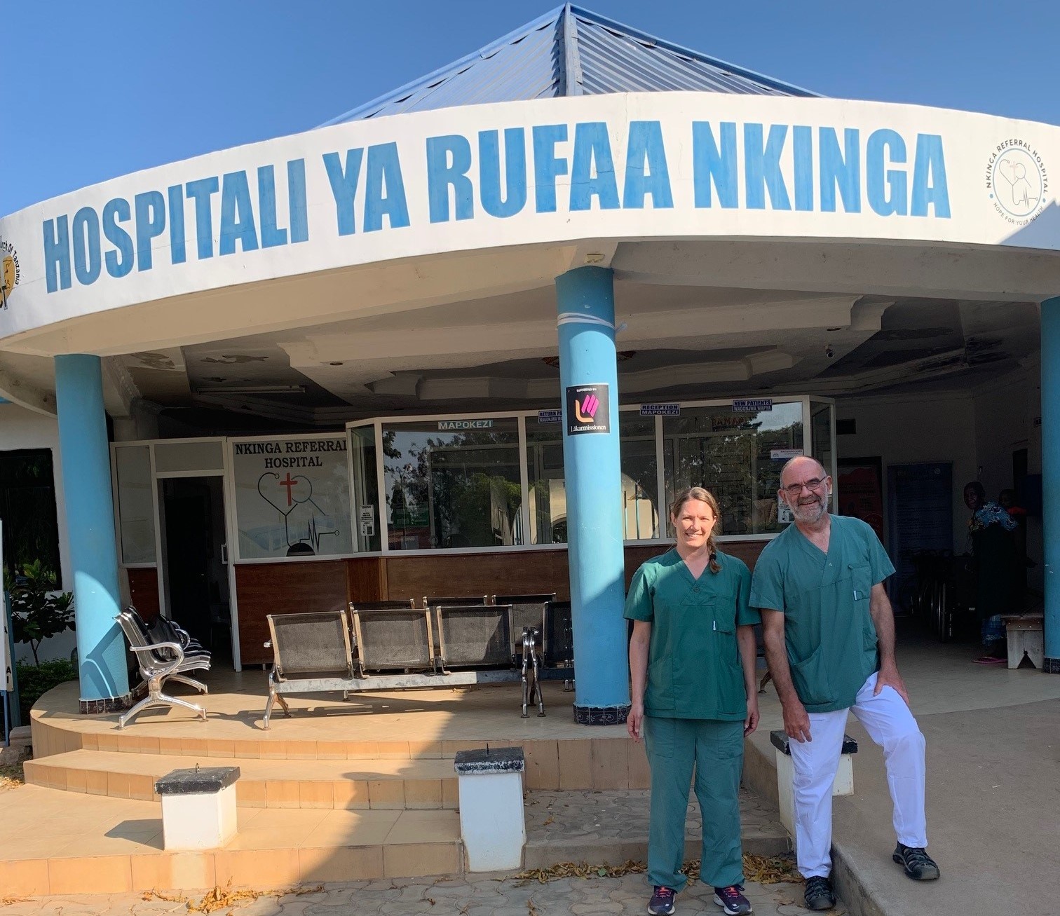 Vårdpersonal står framför ingången till Hospitali Ya Rufaa Nkinga i Tanzania.